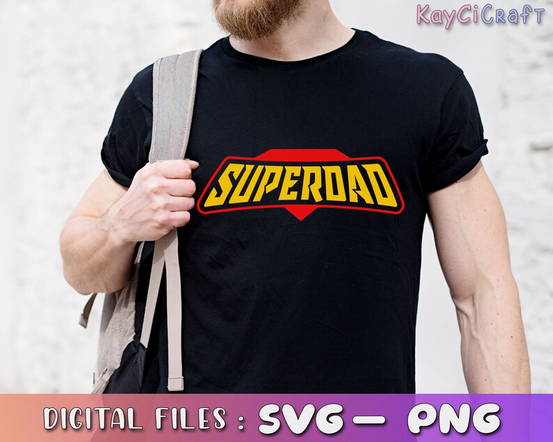 Op de afbeelding: Een zwart T-shirt met een rode en gele afbeelding met de tekst "Superdad" in een retro-stripboek stijl.