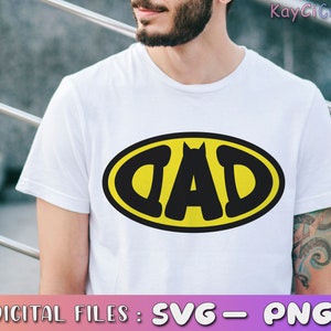 Op de afbeelding: Een wit T-shirt met een geel en zwart Batman-logo met daarin "DAD".