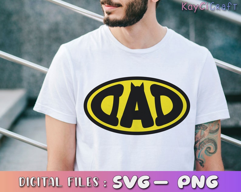 Op de afbeelding: Een wit T-shirt met een geel en zwart Batman-logo met daarin "DAD".