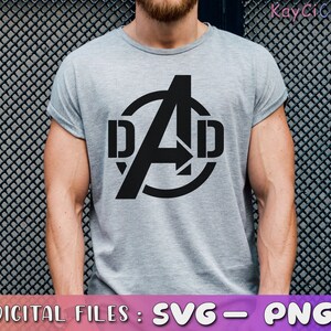 Op de afbeelding: Een grijs T-shirt met een zwarte afbeelding van het Avengers-logo met de letters "DAD" aan weerszijden van het logo.