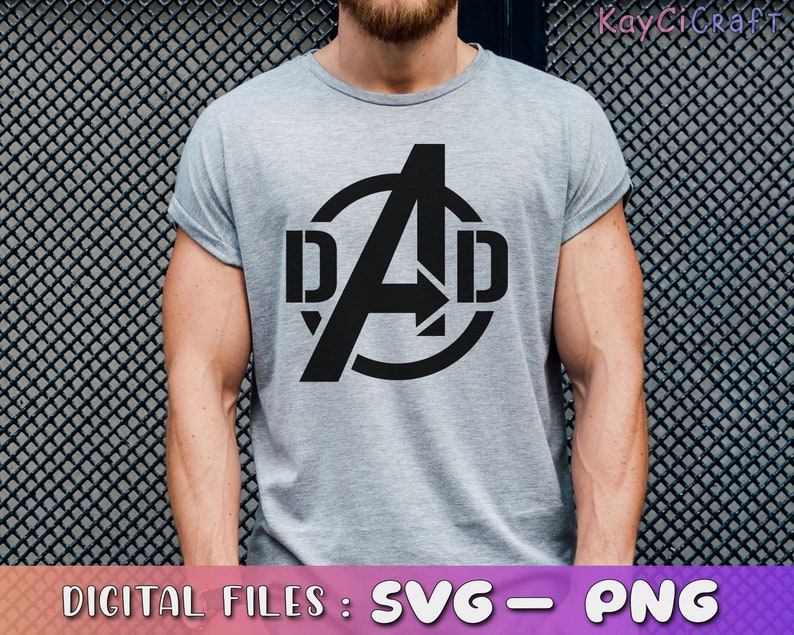 Op de afbeelding: Een grijs T-shirt met een zwarte afbeelding van het Avengers-logo met de letters "DAD" aan weerszijden van het logo.