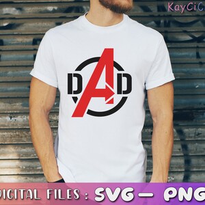 Op de afbeelding: Wit T-shirt met een rode en zwarte afbeelding van een gestileerde letter A in een cirkel met de letters "DAD" eromheen.