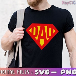 Op de afbeelding: Een zwart T-shirt met een rood en geel superheldenlogo met het woord "DAD" in het midden.