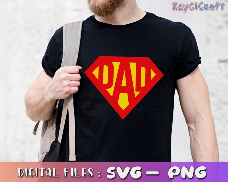 Op de afbeelding: Een zwart T-shirt met een rood en geel superheldenlogo met het woord "DAD" in het midden.