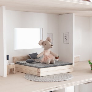 Puppenhausbett aus Holz, Bett für Puppenhaus, Puppenhaus Bett 1:12, fertig montiert oder Bastelset, Puppenhausmöbel aus Holz & Filz