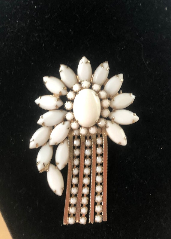 White Milkglass Vintage Brooch Jewelry - Dangling 