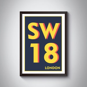 Puede incluir: Un póster enmarcado con fondo azul marino y texto amarillo que dice "SW18 LONDON". Las letras están delineadas en rojo.