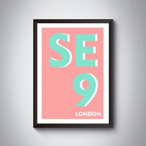Könnte beinhalten: Ein gerahmter Druck mit rosa Hintergrund und türkisblauer Schrift. Der Druck lautet "SE9 LONDON".