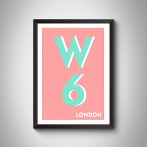 Puede incluir: Una impresión enmarcada con un fondo rosa y un diseño "W6 LONDON" verde turquesa. La "W" y el "6" están en una fuente en negrita y estilizada.