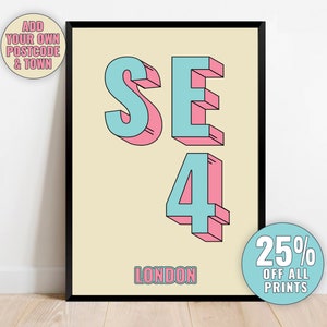 Könnte beinhalten: Ein hellgelber Poster mit schwarzem Rahmen, der ein blaues und pinkfarbenes 3D-Design der Buchstaben "SE" und der Zahl "4" mit dem Wort "LONDON" darunter zeigt. Der Poster enthält auch einen Kreis mit 25% Rabatt auf alle Drucke.