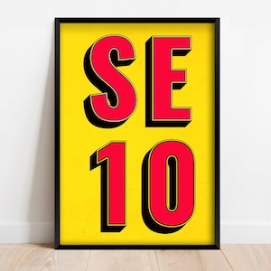 Könnte beinhalten: Ein schwarzer gerahmter Poster mit gelbem Hintergrund und rotem Text, der "SE 10" lautet.