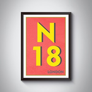 Könnte beinhalten: Ein gerahmtes Poster mit rotem Hintergrund und gelbem Text. Der Text lautet "N18 LONDON".