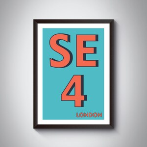 Puede incluir: Una impresión enmarcada con un fondo azul verdoso y el texto "SE4 LONDON" en blanco y naranja. Las letras "SE" son grandes y en negrita, y el número "4" es más pequeño y está centrado debajo.