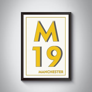 Op de afbeelding: Een ingelijst afdruk met een geel en grijs grafisch ontwerp. De grafiek toont de letter "M" en het nummer "19" met het woord "Manchester" eronder.