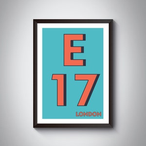 Könnte beinhalten: Ein gerahmter rechteckiger Wandkunstdruck mit einem hellen türkisfarbenen Hintergrund, dem fetten orangefarbenen Text E 17 und dem Wort LONDON in kleineren orangefarbenen Buchstaben unten rechts, alles in einem einfachen schwarzen Rahmen.