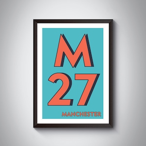 Op de afbeelding: Een ingelijst afdruk met een blauwe achtergrond en rode tekst. De tekst luidt "M 27 MANCHESTER".