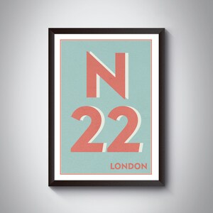 Puede incluir: Una impresión enmarcada con un fondo azul claro y texto rojo. El texto dice "N22 LONDON".