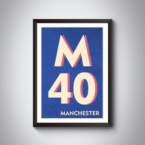 Könnte beinhalten: Ein blaues Poster mit einem weißen und rosafarbenen "M40" und dem Wort "Manchester" in weiß.