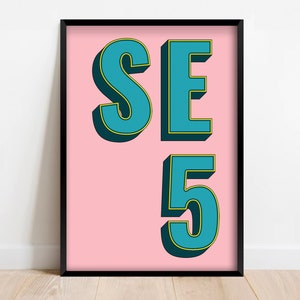 Könnte beinhalten: Ein rosa gerahmtes Poster mit dem Text "SE 5" in blaugrünen Buchstaben mit gelber Umrandung.