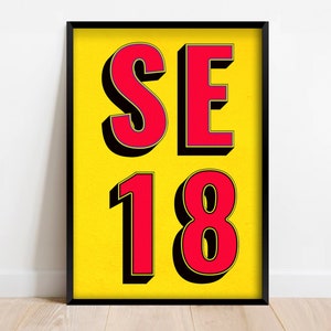 Könnte beinhalten: Ein gelber Poster mit schwarzem Rahmen, der den Text "SE 18" in fetten, roten Buchstaben mit schwarzen Umrissen zeigt.