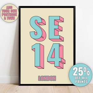 Könnte beinhalten: Ein hellgelber Poster mit schwarzem Rahmen, auf dem der Text "SE14 LONDON" in einem Retro-3D-Stil mit rosa und blauen Farben dargestellt ist. Der Poster befindet sich an einer weißen Wand mit einem 25% Rabatt-Aufkleber.