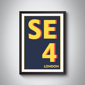 Puede incluir: Una impresión enmarcada con un fondo azul marino y texto amarillo que dice "SE4 LONDON". El "SE4" está en negrita, en una fuente de bloque con un contorno rojo. La palabra "LONDON" está en blanco, en una fuente más pequeña.