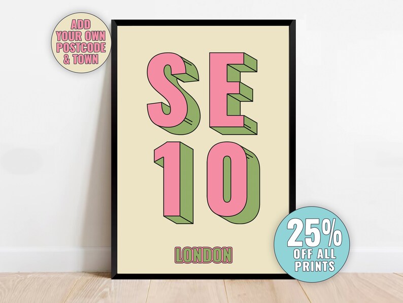 以下が含まれることがあります： 白のセラミックマグカップにカラフルな花柄のデザイン。ピンク、紫、黄色の様々な花と緑の葉が描かれています。持ち手も白です。