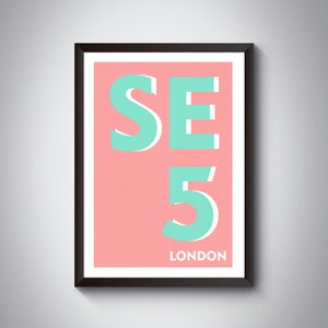 Könnte beinhalten: Ein gerahmter Druck mit rosa Hintergrund und dem Text "SE5 LONDON" in türkisfarbenen Buchstaben.