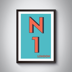 Puede incluir: Una impresión enmarcada con un fondo turquesa y un gráfico rojo y negro de las letras "N1" con la palabra "LONDON" debajo.