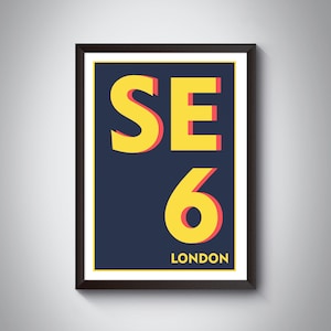 Puede incluir: Un póster enmarcado con fondo azul marino y texto amarillo que dice "SE6 LONDON". El "SE6" está en una fuente grande y negrita con un contorno rojo. La palabra "LONDON" está en una fuente blanca más pequeña.