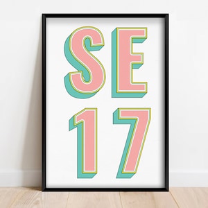 Könnte beinhalten: Ein gerahmter Druck mit dem Text "SE 17" in rosa Buchstaben mit grünem Umriss. Die Buchstaben sind in einer Retro-Schriftart.