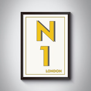 Peut inclure: Une affiche encadrée présentant le texte jaune N1 en caractères gras et le mot LONDON en plus petit sur un fond blanc. Les lettres et les chiffres ont un effet d'ombre portée gris foncé, le tout entouré d'une fine bordure jaune et d'un cadre noir.