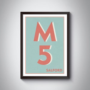 Op de afbeelding: Een ingelijst afdruk met een lichtblauwe achtergrond en een rood "M5 SALFORD" ontwerp. De "M" is in een vet, gestileerd lettertype en de "5" is een groot, afgerond getal.