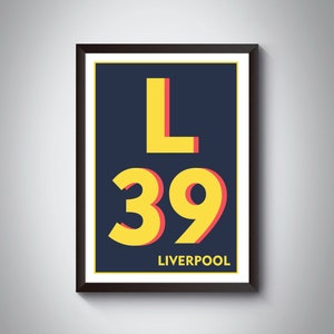 Puede incluir: Una impresión enmarcada con un fondo azul marino y texto amarillo. El texto dice "L39 LIVERPOOL".