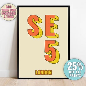 Könnte beinhalten: Ein gerahmtes Poster mit dem Text "SE 5 LONDON" in orangefarbenen und gelben 3D-Blockbuchstaben. Das Poster hat einen hellbeigen Hintergrund und einen schwarzen Rahmen. Ein runder Aufkleber unten rechts zeigt "25% RABATT AUF ALLE DRUCKE".