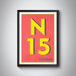 Peut inclure: Une impression encadrée avec un fond rouge et du texte jaune. Le texte indique "N15 LONDON".