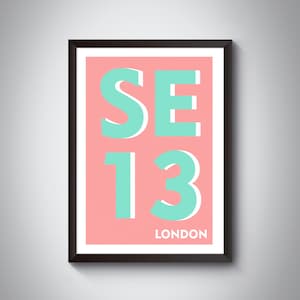 Peut inclure: Une impression encadrée avec un fond rose et un texte turquoise qui dit "SE13 LONDON".