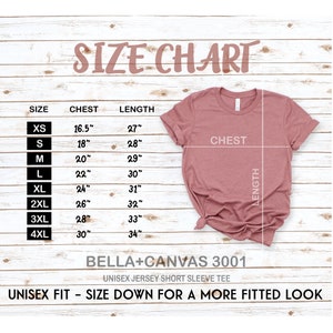 K&ouml;nnte beinhalten: Gr&ouml;&szlig;entabelle f&uuml;r ein Unisex-T-Shirt mit kurzen &Auml;rmeln, die Brust- und L&auml;ngenma&szlig;e in Zoll f&uuml;r die Gr&ouml;&szlig;en XS bis 4XL zeigt. Die Tabelle befindet sich auf einem hellbraunen Holzhintergrund mit einem rosafarbenen T-Shirt in der Mitte. Der Text "BELLA+CANVAS 3001" und "UNISEX JERSEY SHORT SLEEVE TEE" befindet sich unterhalb der Tabelle. Der Text "UNISEX FIT - SIZE DOWN FOR A MORE FITTED LOOK" befindet sich unterhalb des Markennamens.