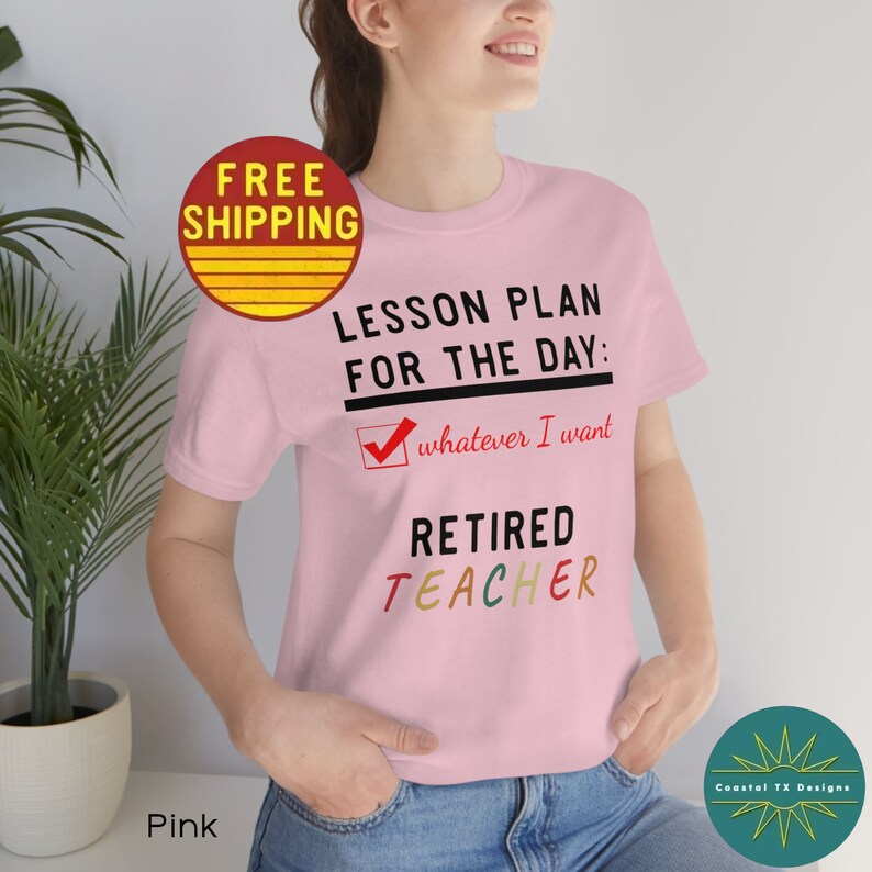 Op de afbeelding: Roze T-shirt met de tekst "LESSON PLAN FOR THE DAY: whatever I want RETIRED TEACHER" in zwarte en kleurrijke letters.
