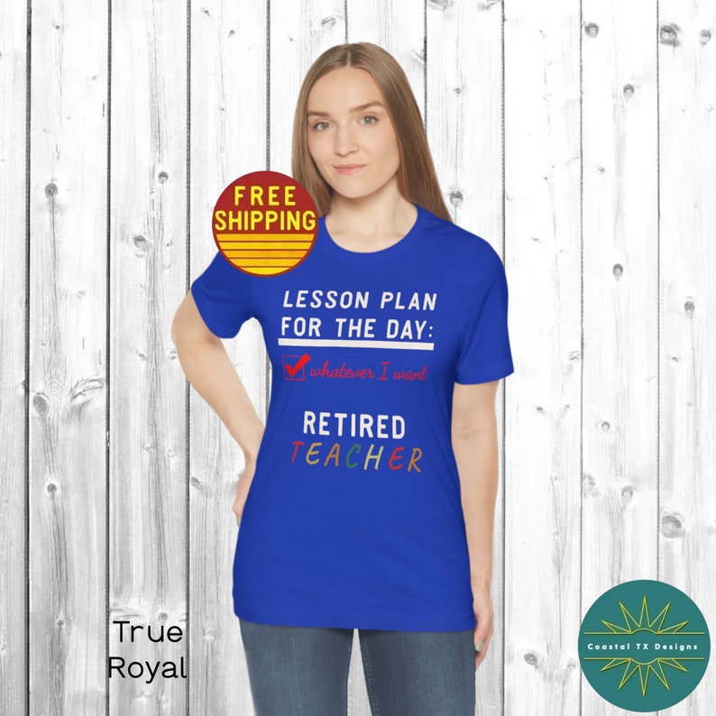 Op de afbeelding: Een koninklijk blauw T-shirt met de tekst "LESSON PLAN FOR THE DAY: whatever I want RETIRED TEACHER" in witte en kleurrijke letters. De tekst is in een vinkje-stijl met een vinkje naast "whatever I want".