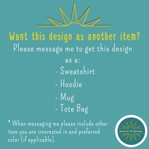 Op de afbeelding: Een blauwgroene achtergrond met een gele zonafbeelding en tekst die luidt: "Wil je dit ontwerp als een ander item? Neem contact met me op om dit ontwerp te krijgen als: - Sweatshirt - Hoodie - Mok - Tassen * Wanneer je contact met me opneemt, geef dan aan welk item je wilt en de gewenste kleur (indien van toepassing)." Een gele cirkel met een zonafbeelding en de tekst "Coastal TX Designs" bevindt zich in de rechterbenedenhoek.