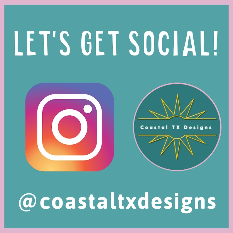 Op de afbeelding: Een tealblauwe grafiek met de tekst "LET'S GET SOCIAL!" in wit. Onder de tekst staat een wit Instagram-logo op een verloopachtergrond van roze, oranje en rood. Rechts van het Instagram-logo staat een tealblauwe cirkel met een gouden zonnestralenontwerp en de tekst "Coastal TX Designs" in wit. Onder de logo's staat de tekst "@coastaltxdesigns" in wit.