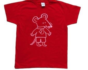 Può includere: T-shirt rossa con un'illustrazione di un topo dei cartoni animati rosa chiaro. Il topo indossa una sciarpa, pantaloncini e scarpe. Il design è un semplice disegno a tratto, ideale per l'uso quotidiano.