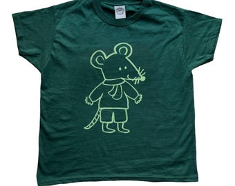 Può includere: T-shirt verde scuro con un'illustrazione di un topo dei cartoni animati verde chiaro. Il topo indossa una sciarpa e pantaloncini. La maglietta ha un girocollo e maniche corte. Il disegno è centrato.