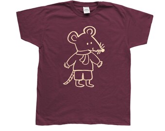 Può includere: T-shirt bordeaux con un'illustrazione di un topo dei cartoni animati. Il topo indossa una sciarpa e pantaloncini, disegnati con contorni beige. La t-shirt è di colore bordeaux unito, adatta per l'uso quotidiano.