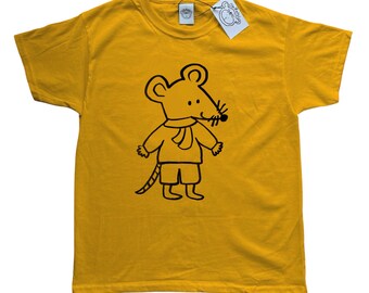 Può includere: T-shirt giallo senape con un disegno di topo dei cartoni animati nero. Il topo indossa una sciarpa e pantaloncini. Un'etichetta è attaccata al colletto. La t-shirt è realizzata in materiale morbido.