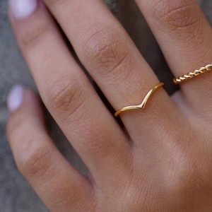 V shape ring with gold plating in 18k gold - Vio - sustainable jewelry