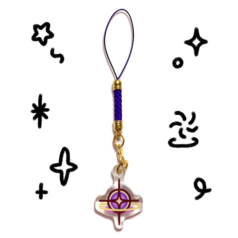 Pu&ograve; includere: Un ciondolo in acrilico trasparente con una grafica circolare viola e oro con una stella centrale, fissato a un cordino intrecciato viola con componenti in metallo dorato. Il ciondolo &egrave; circondato da vari scarabocchi neri disegnati a mano.