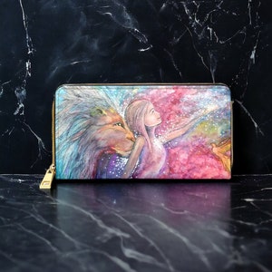 Cartera de piel vegana con cremallera The Lions Kiss de Sarah Camille Art