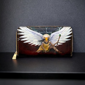 Cartera con cremallera de cuero vegano Light Warrior diseñada por Sarah Camille Art